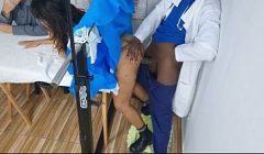 Ginecologista fode casada bem ao lado do marido!