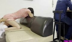 La Hermosa Esposa de mi Amigo Nesesita un Masaje en su Caliente Cuerpo y yo se lo Hago Mientras mi Amigo esta Ocupado al Frente de Nosotros NTR