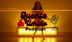 LOIRA NOVINHA MOSTRA OS PÉS PARA VELHO SAFADO NO PODCAST