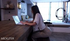 My colleague didn’t hesitate for long when she saw the thick cock.