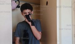 Peguei o safado do meu meio irmão cheirando minha calcinha no guarda roupa e o castiguei dando a buceta pra ele