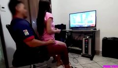 Si mi Prima quiere Juga en mi Pc Tiene que Hacerlo Sentada en mis Piernas – Mi Primo Pervertido me Engaño