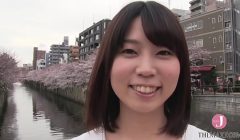 25歳の人妻アカネ、変態的すぎる勃起乳首と剛毛マン毛が男をその気にさせてしまう