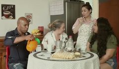 A CASA DA PUTARIA – O MARIDO É CORNO, A MÃE É SAFADA , E A EMPREGADA FODE TODO MUNDO | EMME WHITE, ALESSANDRA MAIA, AGATHA LUDOVINO, CAPOEIRA.