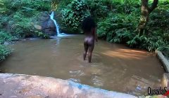 A negra novinha fazendo fotos e vídeos no riacho – Bruna Black – Binho Ted – Sandro Lima – Fabio Silva – Baiana Arretada