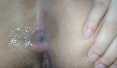 Abrindo bem o cuzinho e a buceta, seu macho come o cuzinho e goza nele – Gaucholuiz e Santinha Safadinha