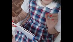 Alumna cogiendo con MAESTRO!! para que le APRUEBE las notas y le pase el curso!! ESTUDIANTE latina cogiendo con su maestro SIN CONDON con su uniforme puesto.