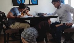 Alumnos aprovechan que la maestra se pone caliente y se la follan todos Gangbang (1/2)