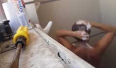 bella cuñada colombiana bañandose se da cuenta