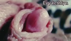 Brincando com o grelo fica todo melado