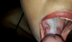 Chupada de verga con gran descarga de semen en la boquita de susy.
