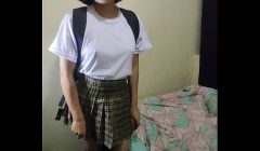 colegiala puta mexicana llega del colegio y se comienza a tocar su rico y húmedo coñito mientras su padrastro la graba