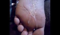 Cum ALL over my dirty little FEET while I’m p.!