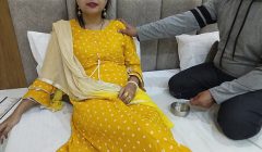 Desisaarabhabhi – Indian Desi dost ki maa ke sath chudai mazaa lete hoye uski gori chut main ungli dal ke uske chuche chuss dale