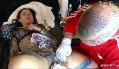 Deutsches Teen Snowwhite lässt sich die Fotze tätowieren und lutsch noch Schwanz dabei