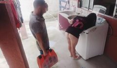 Dona de casa casada paga técnico de máquina de lavar com a bunda enquanto corno esta fora