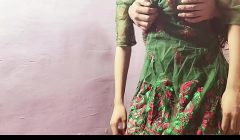 अकेली लड़की अपने यार के साथ मस्ती करते हुए पकड़ी गहीं