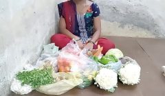 देसी लड़की ने सब्जी बेचते बेचते सब्जी खरीदने वाले से चुदाया