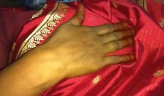 बालों वाली माँ बिस्तर में हस्तमैथुन करती है