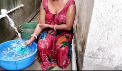 बाहर बालकनी में स्नान रही बीवी को रूम में अंदर बुलाकर चुदाई किया