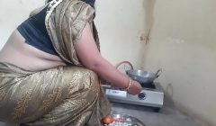 मॉर्निंग में मेड को खाना बनाते टाइम कुतिया बनाकर चोदा XXX maid Fuck