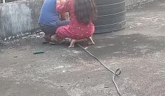 मोटर पंप रेडी करने वाला आया लड़का को पेमेंट का बदले चूत  चुदाई हिंदी में