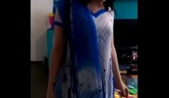 सलवार कमीज ट्राई करती गोरी मेम