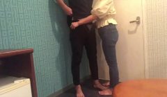 【素人】自宅に帰ってお互いに我慢できずに玄関でヤりまくるカップル。