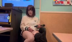 からオケマイクをおまんこに押し当ててオナニーしたら気持ち良すぎて声が出てしまいました…