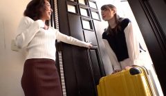 アメリカ人留学娘と日本人妻の汗ダク密着レズセックス　全身をヤラしく舐め合い、トロける程熱く絡み合うゆかりとジューン　美川由加里／ジューン・ラブジョイ