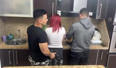 El Amigo de mi Marido me Agarra el Culo cuando estoy Cocinando al Lado de mi Marido que no sabe que su Amigo Me Trata como una Puta NTR