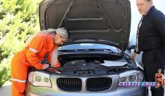 El tipo al que fui arreglarle el auto ,estaba re loco y cuando descubre mi overol roto se calienta y me folla arriba del carro