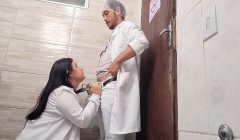 Enfermeira gostosa vai ao banheiro do hospital com médico