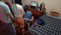 esposa cornuda habla con su amiga mientras yo la follo por atras: mi mujer se esta arreglando el cabello mientras yo me aprovecho de su rica amiga, le meto mi gran polla y la follo bien duro sin hacer ruido