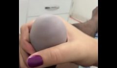 Esposa me punhetando com egg