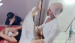 Esposa sacaneada durante exame na frente do corno!