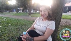 Estoy  sentada en el parque y un fan me reconoce y me hace una buena oferta de follarme duro a cambio de dinero.
