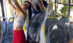 Estudante sendo encoxada no ônibus em público!