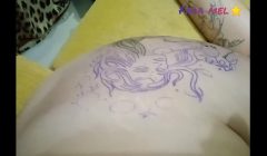 Fiz a Tatuagem Sem Calcinha Só Pra Mostrar A Buceta E O Cuzinho Pro Tatuador.