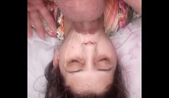 Garganta profunda de cabeça para baixo e gozando no rosto – Gaucholuiz e Santinha Safadinha