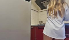 gostosa limpa o fogão e fica hot