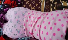 Increible le lleno la cara de semen mientras esta descansando : como no siente nada me la follo como nunca y le lleno la cara con mi leche caliente