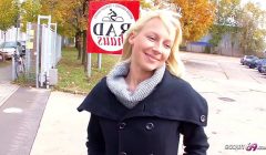 Junge deutsche Studentin auf der Strasse für Porno Casting abgeschleppt