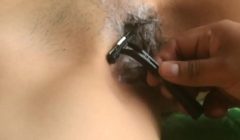 La depilo para follarla y ella se deja