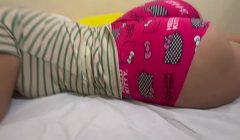 La hijastra entra al cuarto de su padrasto y el se enoja con ella, asi que a nalgadas le enseña a respetarlo dialogos en español