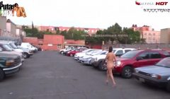 LA PUTA XXX DANNA HOT CAMINANDO TOTALMENTE DESNUDA EN PUBLICO
