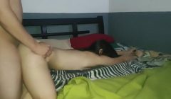 Le chupan su rica vagina y después le dan una rica cogida