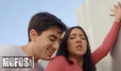 Lucky Jordi Meets Busty Valeria Valois Who Desperately Asks For His Help In Exchange With A Nice Blowjob – Mofos