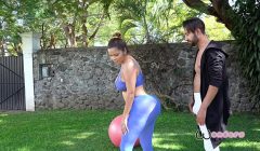 Maestro de Yoga se coge a una MILF