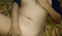 Mi vecina se masturba para tener un squirt